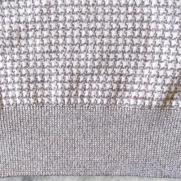 NWT. Men's 100% Lambswool V-Neck sweater with design. - Picture 2 of 3